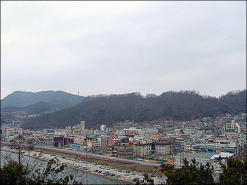 예천읍 시가지 전경. 왼쪽이 내성천 지류인 한천. 개심사지 오층석탑은 강 이쪽에 있다. 